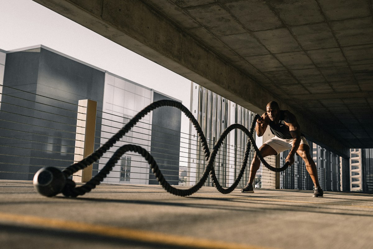 Atleta entrenando con cuerdas de batalla