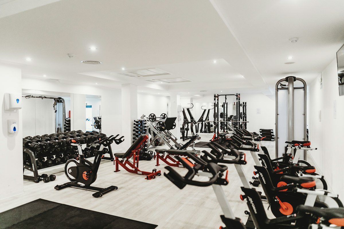 Área de cardio y máquinas del gimnasio