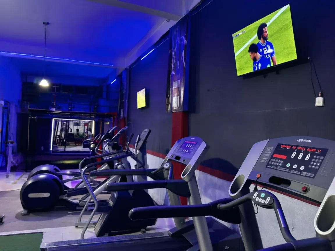 Caminadora y máquinas de cardio del gimnasio