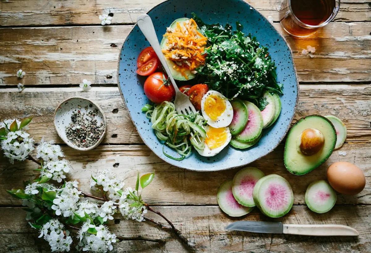 Plato con alimentos saludables y balanceados